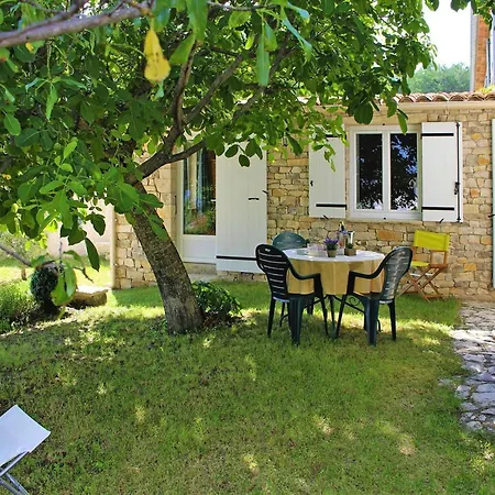 Semesterbostad In With Garden Revest-du-Bion